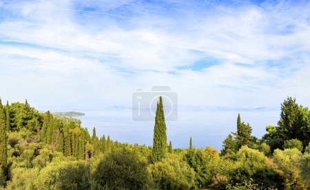 Foto de Vista desde la antigua villa de la emperatriz Sissi Achilleion sobre bosques de cipreses y olivos a la ciudad de Corfú - Imagen libre de derechos