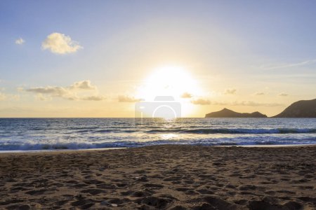 Téléchargez les photos : Coucher de soleil sur la plage d'Agios Georgios sur l'île de Corfou - en image libre de droit