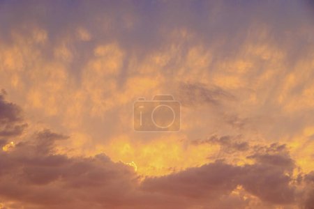 Foto de Colorido atardecer en la bahía de Agios Georgios con nubes oscuras frente a un cielo intensamente anaranjado con nubes oscuras de forma extraña en la isla de Corfú - Imagen libre de derechos