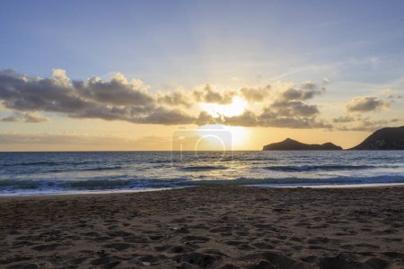 Foto de Puesta de sol sobre la playa de Agios Georgios en la isla de Corfú - Imagen libre de derechos