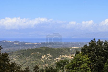Téléchargez les photos : Vue sur les montagnes et les forêts de l'île de Corfou à la côte de l'Albanie - en image libre de droit
