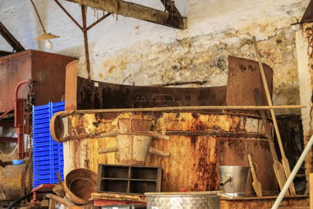 Foto de Depósito de lejía para la producción de jabón de aceite de oliva en una fábrica de jabón, Grecia, Corfú, 25.10.2023 - Imagen libre de derechos
