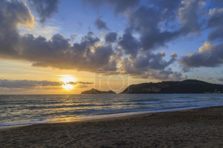 Téléchargez les photos : Coucher de soleil sur la plage d'Agios Georgios sur l'île de Corfou - en image libre de droit