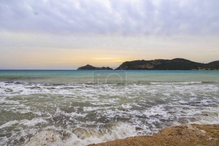 Téléchargez les photos : Vue sur la mer à la montagne dans la baie d'Agios Georgios sur l'île de Corfou dans la soirée - en image libre de droit
