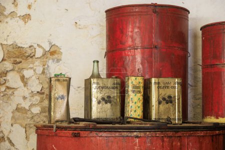 Foto de Barriles y latas de aceite para la producción de jabón de aceite de oliva en una fábrica de jabón, Grecia, Corfú, 25.10.2023 - Imagen libre de derechos