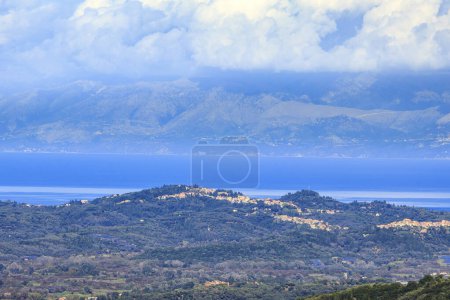 Téléchargez les photos : Vue sur les montagnes et les forêts de l'île de Corfou à la côte de l'Albanie - en image libre de droit