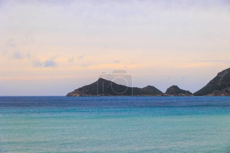 Téléchargez les photos : Vue sur la mer à la montagne dans la baie d'Agios Georgios sur l'île de Corfou dans la soirée - en image libre de droit