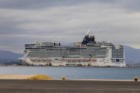 Foto de Crucero Norwegian Epic en el puerto de la ciudad de Corfú en la isla de Corfú, Grecia, Corfú, 25.10.2023 - Imagen libre de derechos