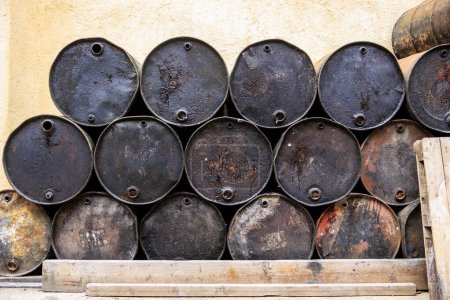 Foto de Varios tambores de aceite de alquitrán negro apilados en tres filas en la isla de Corfú - Imagen libre de derechos