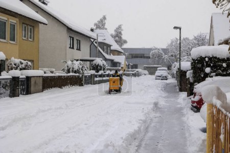 Foto de Un cartero lucha por las calles cubiertas de nieve en su bicicleta después del inicio del invierno en Baviera, Alemania, Augsburgo, 2 de diciembre de 2023 - Imagen libre de derechos