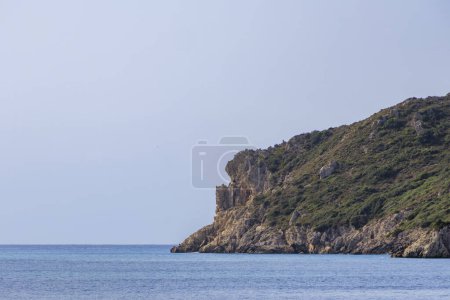 Téléchargez les photos : Plage de sable au bord de la mer près d'Agios Georgios sur l'île de Corfou sous un ciel bleu - en image libre de droit