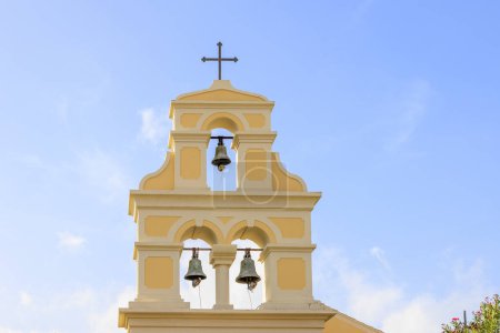 Téléchargez les photos : Clocher de l'église grecque orthodoxe de Sidari sur l'île de Corfou sous un ciel bleu - en image libre de droit
