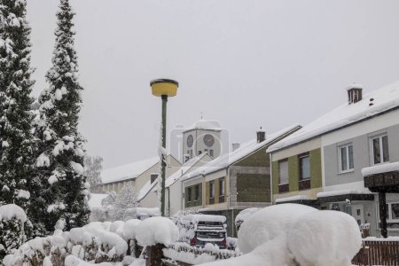 Foto de Profundas calles cubiertas de nieve en Augsburg Haunstetten después del inicio del invierno en Augsburg, Alemania, Augsburg, 2 de diciembre de 2023 - Imagen libre de derechos