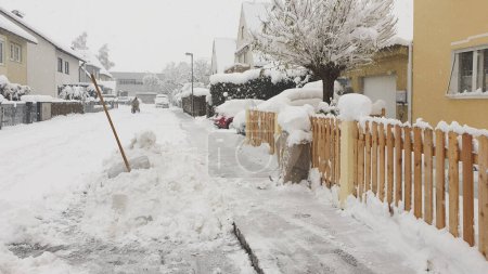 Foto de Trabajos de limpieza después del inicio del invierno en Baviera en una calle cubierta de nieve en Augsburgo, Alemania, Augsburgo, 2 de diciembre de 2023 - Imagen libre de derechos