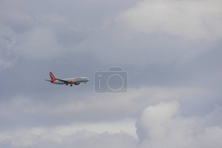 Foto de Aviones de pasajeros de la aerolínea Sunwing acercándose al pequeño aeropuerto de la isla de Corfú, Grecia, Corfú, 27 de octubre de 2023 - Imagen libre de derechos
