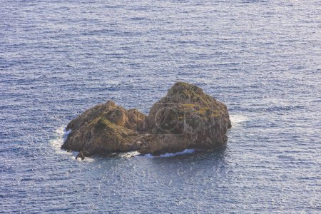 Téléchargez les photos : Vue en soirée sous un ciel bleu sur la baie et la mer à Paleokastrtitsa sur l'île de Corfou - en image libre de droit