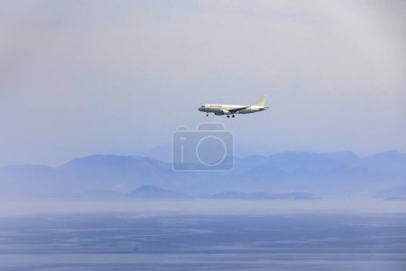 Téléchargez les photos : Avion de la compagnie aérienne Eurowings approchant le petit aéroport de l'île de Corfou en Grèce, Corfou, 24.10.2023 - en image libre de droit