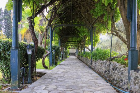Téléchargez les photos : Arcade dans l'ancienne villa de l'impératrice Sissi Achille sur l'île de Corfou en Grèce - en image libre de droit