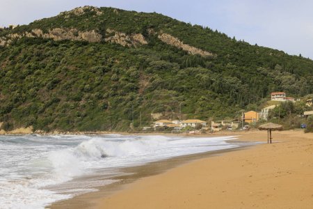 Foto de La playa de arena de Agios Georgios en la isla de Corfú en un día tormentoso con olas altas - Imagen libre de derechos