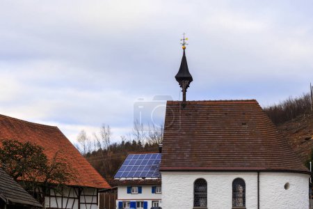 Foto de Sistema fotovoltaico en el techo de una casa rural en Gaishaus cerca de Ravensburg en Baden Wurtemberg en un día nublado en invierno - Imagen libre de derechos