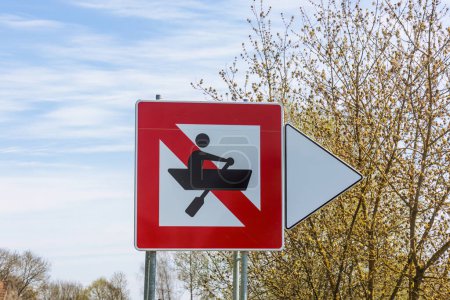 Foto de Aviso de advertencia No hay conducción para vehículos que no están ni motorizados ni a vela en la desembocadura del Lech en el Danubio cerca de Marxheim en Baviera en un soleado día de primavera - Imagen libre de derechos