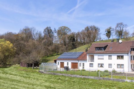 Foto de Edificio residencial de varios pisos con garajes y sistema fotovoltaico en una zona rural cerca de Marxheim donde el Lech desemboca en el Danubio en Baviera - Imagen libre de derechos