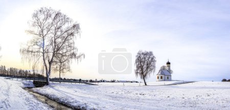 Téléchargez les photos : La chapelle catholique Sainte-Marie près de Moorenweis en Bavière en Allemagne lors d'une journée d'hiver avec des champs enneigés - en image libre de droit