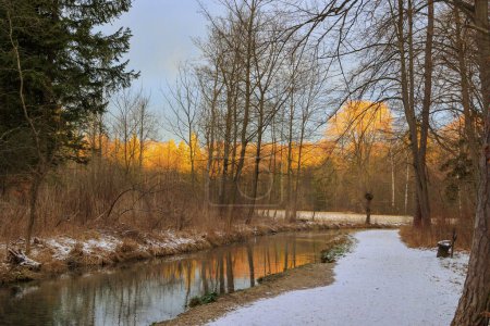 Téléchargez les photos : Chemin le long du ruisseau Brunnenbach à travers la forêt de Siebentischwald à Siebenbrunn au lever du soleil un jour d'hiver - en image libre de droit