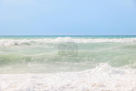 Das Meer in blauen und grünen Farben mit krachenden Wellen an einem stürmischen Tag in Agios Georgios auf der Insel Korfu
