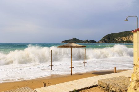 Der Sandstrand von Agios Georgios auf der Insel Korfu an einem stürmischen Tag mit hohen Wellen