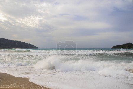 Der Sandstrand von Agios Georgios auf der Insel Korfu an einem stürmischen Tag mit hohen Wellen