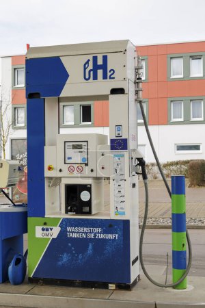 Téléchargez les photos : Distributeur d'hydrogène à la station-service OMV en Allemagne à l'Autohof à Derching près d'Augsbourg, 14 février 2024 - en image libre de droit