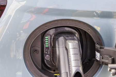 Téléchargez les photos : Connexion de recharge de voiture CCS sur une Fiat500 convertible en Allemagne, Derching près d'Augsbourg, 14 février 2024 - en image libre de droit