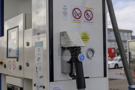 Foto de Dispensador de hidrógeno en la estación de servicio OMV en Alemania en el Autohof en Derching cerca de Augsburgo, 14 de febrero de 2024 - Imagen libre de derechos