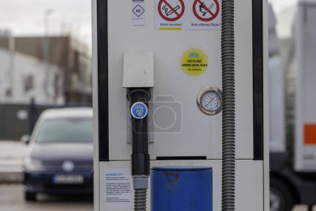 Téléchargez les photos : Distributeur d'hydrogène à la station-service OMV en Allemagne à l'Autohof à Derching près d'Augsbourg, 14 février 2024 - en image libre de droit