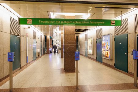 Téléchargez les photos : Entrée d'une station de métro à Munich Milbertshofen, Allemagne, Munich 16 mars 2024 - en image libre de droit