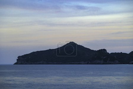 Puesta de sol sobre el mar y la bahía de Agios Georgios en la isla de Corfú