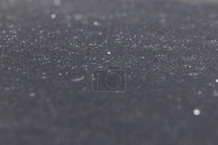 Gros plan des gouttes de pluie sur le haut doux en tissu noir d'une Fiat 500 décapotable après la pluie