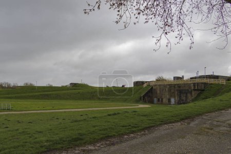 Befestigungsanlagen und Bunker aus der napoleonischen Zeit in der niederländischen Festung Dirks Admiraal in Den Helder an einem bewölkten, regnerischen Frühlingstag
