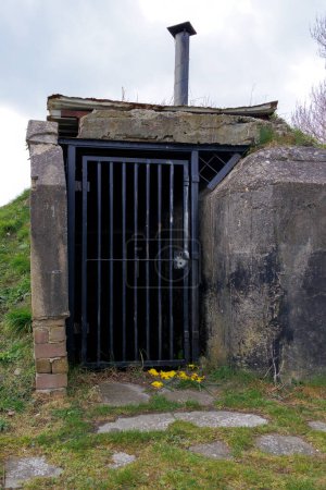Téléchargez les photos : Fortifications et bunkers de l'époque napoléonienne dans le fort hollandais connu sous le nom Dirks Admiraal à Den Helder par un jour de printemps nuageux et pluvieux - en image libre de droit