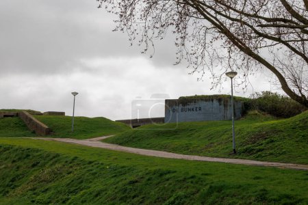Téléchargez les photos : Fortifications et bunkers de l'époque napoléonienne dans le fort hollandais connu sous le nom Dirks Admiraal à Den Helder par un jour de printemps nuageux et pluvieux - en image libre de droit