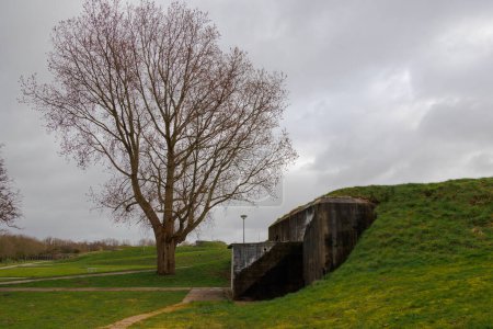 Fortificaciones y búnkeres de la época napoleónica en el fuerte holandés conocido como Dirks Admiraal en Den Helder en un nublado y lluvioso día de primavera