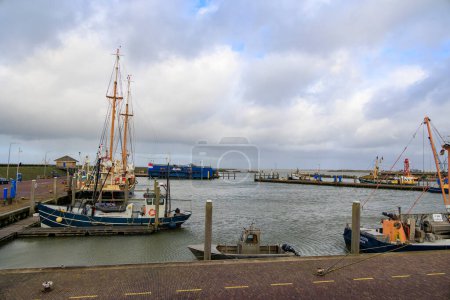 Téléchargez les photos : Le port de la ville de Den oever par une journée orageuse avec pluie et nuages, Pays-Bas, Den Helder, 24.3.2024 - en image libre de droit