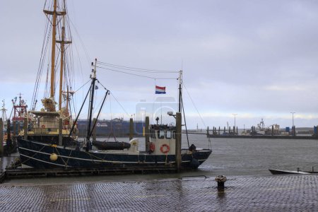 Téléchargez les photos : Le port de la ville de Den oever par une journée orageuse avec pluie et nuages, Pays-Bas, Den Helder, 24.3.2024 - en image libre de droit