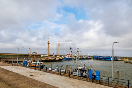 Foto de El puerto en la ciudad de Den oever en un día tormentoso con lluvia y nubes, Países Bajos, Den Helder, 24.3.2024 - Imagen libre de derechos
