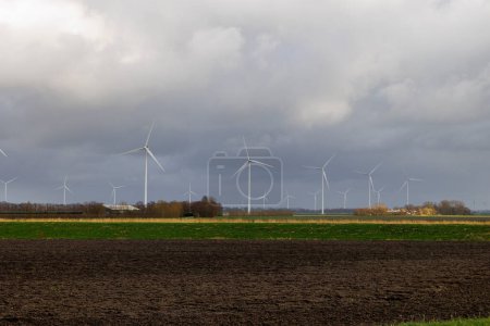 Téléchargez les photos : Eoliennes près du village néerlandais de Dalmeer sous un ciel nuageux - en image libre de droit