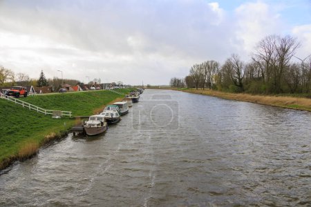 Foto de Barcos de recreo y casas flotantes amarrados a orillas del Canal de Holanda Septentrional en los Países Bajos - Imagen libre de derechos