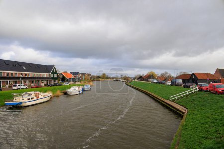 Foto de Barcos de recreo y casas flotantes amarrados a orillas del Canal de Holanda Septentrional en los Países Bajos, Schoorl, 03-24-2024 - Imagen libre de derechos