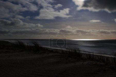 Foto de Dunas en la playa cerca del Monumento Pettendorf en los Países Bajos por la noche con luna llena - Imagen libre de derechos
