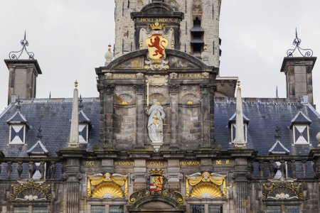 Historische Rathausfassade am Marktplatz in Delft